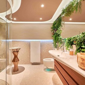 Modernes Badezimmer mit Naturdekor, hängenden Pflanzen und stilvoller Holzausstattung.