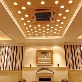 Modernes Esszimmer mit Holz­tisch, LED-Deckenbeleuchtung und stilvollem Wandspiegel.